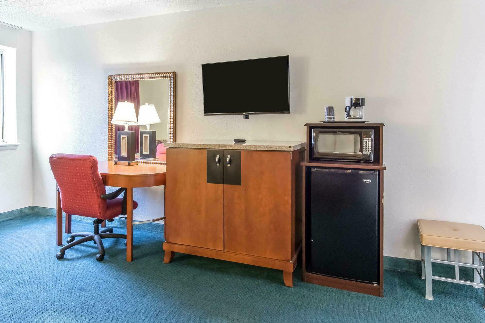 Red Roof Inn Нью-Стантон Экстерьер фото